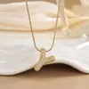 Collar con Colgante de Letra 26 con Microincrustación de Circonita, Europeo y Americano, Chapado en Cobre con Oro de 18 Quilates, Accesorio Clásico de Moda y Versátil