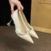 Impresionantes y versátiles zapatos de novia con un toque de alta gama, zapatos de salón de punta fina con perlas, nuevos tacones altos versátiles de verano 2025