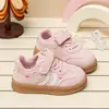 Tênis de Skate Feminino Estilo Primavera e Outono Velcro Sapatos Brancos Solado Macio Tênis Esportivo Casual Infantil Sapatos de Bebê 3-6 Anos Rosa