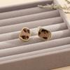 Aretes pequeños geométricos cuadrados con estampado de leopardo personalizados, modernos, elegantes, estilo retro de Hong Kong, clip para la oreja tipo bobina de mosquito para orejas no perforadas