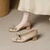 Hermosos Zapatos de Salón para Mujer con Tacón Grueso, Punta Cuadrada y Lazo de Nudo, Boca Baja, Modelo Nuevo 2026, Tachonados con Remaches, Aspecto de Alta Gama, Suaves y Elegantes, Perfectos para Combinar con Vestidos