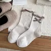 Calcetines de mujer color marrón melado hasta la mitad de la pantorrilla 2026 otoño nuevo estilo coreano de moda calcetines de tela a rayas y cuadros de puntos
