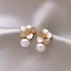 Pendientes geométricos de perlas y circonitas transfronterizos europeos y americanos, pendientes exquisitos de nicho de lujo ligero de alta gama, accesorios para orejas simples y elegantes para mujer