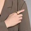 Qianfeng Anillo Giratorio Suave de Venta Caliente Europea y Americana Acero de Titanio Chapado en Oro al Vacío Grabado Láser Joyería de Mano para Aliviar la Ansiedad