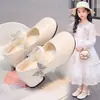 Sapatos de princesa para meninas, nova coleção 2026, sapatos infantis primavera/outono, sapatos de couro, sapatilhas Mary Jane de salto alto para meninas pequenas