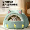 Cama de gato fechada e espessa para o inverno, proporcionando calor e conforto para gatos. Um novo tipo de casa para gatos e suprimento para animais de estimação para a estação de inverno
