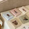 2026 Nuevo Set de Cuatro Piezas de Algodón Cepillado con Bordado de Osito de Peluche para Cama de 1.2m Set de Tres Piezas