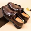 Sapatos Masculinos de Couro Marrom Brilhante com Pregas, Padrão Crocodilo e Fivela de Metal, Slip-On, Formais de Negócios, Outono 2026