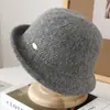 Sombrero de Pescador de Lana Mezclada Tejido Nuevo Otoño e Invierno Versátil Adelgazante para la Cara Bordes Enrollados Pequeños Etiqueta Metálica Versión Coreana