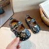 Sapatos de Princesa com Bolinhas para Meninas Sapatinhos Rasos de Couro Pequenos para Bebê 2026 Outono Novo Estilo Sapatos Individuais Macios Fofos Coreanos