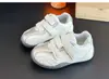 Sapatos de verão para meninas 2026 novo estilo tênis esportivos infantis para crianças pequenas, médias e grandes, malha respirável com sola macia, sapatos de malha única