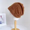 Gorro de punto liso estilo coreano con botón trasero a la moda para mujer, gorro cálido de invierno y otoño para ponerse, gorro moderno de celebridad de internet para proteger las orejas del frío