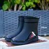 Botas de lluvia transfronterizas, unisex, altura media hasta la pantorrilla, antideslizantes, impermeables, con puños elásticos, adecuadas para el trabajo, venta al por mayor, versátiles, antideslizantes y duraderas