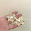 Pendientes de Diseño de Nicho de Lujo Ligero Estilo Francés, Pendientes de Perla con Hoja Hueca Estilo Celebridad de Internet, Pendientes de Botón de Gama Alta