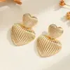 Pendientes de corazón a rayas retro, exagerados y modernos de estilo europeo y americano con una estética cool y chic