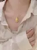 Collar de clavícula de tortuga dorada con punto de diamante de arena antigua de alta gama, chapado en oro, microincrustado, collar de tortuga dorada de la suerte para mujer