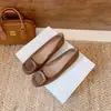 Versão em Couro Genuíno ~ Sapatos Femininos Elegantes para o Dia a Dia com Fivela Quadrada e Solado Plano Novos Sapatos Versáteis de Camurça com Bico Redondo e Pequeno Salto Interno