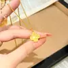 Retenção de Cor Duradoura Dourado Areia Processo CNC Escama de Dragão Trevo de Quatro Folhas Colar com Pingente Super Brilhante Luxo Leve Versátil Corrente de Clavícula com Pingente