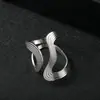 Anéis Abertos Populares Europeus e Americanos de Aço Inoxidável para Mulheres, Anéis Cruzados de Linha Galvanizados Hip-Hop Personalizados Atacado