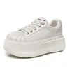 Zapatos de mujer 2026 otoño nuevo estilo puntera de concha zapatos casuales plataforma suela gruesa zapatos para aumentar altura zapatillas versátiles para personas menudas