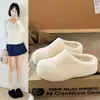 Pantuflas versátiles de punta redonda que aumentan la altura, perfectas para estar de pie durante largos períodos, pero evita los diseños de punta baja que pueden arrastrarse por tus pies.. Sandalias de mujer 2026, cómodas, de suela blanda, estilo slip-on moderno, una opción popular para combinar con vestidos