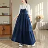 Vestido slip de brim com corte relaxed, estilo vintage francês, casual e chique para um look de férias