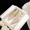 Almofada Branca Garça Strass Xiuhe Vestido de Noiva Principal Duas Formas Salto Alto Noiva Sapatos de Casamento 2026 Novo Estilo Pérola Salto Baixo Madrinha Bico