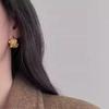 Explosiones Otoño e Invierno 2024 Pendientes de Flor en Forma de C Estilo Simple de Metal Distinctivos Tachuelas Moda Pendientes Elegantes para Viajes al Trabajo para Mujeres