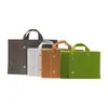 Processamento de bolsa de feltro personalizada para armazenamento simples generosa grande capacidade de armazenamento para o dia a dia bolsa de mão de feltro com logotipo personalizado