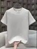 2025 Nova Camiseta Masculina de Verão Estilo Trendy com Modelagem Estéreo Gola Redonda Manga Curta Top da Moda com Emenda e Letra em Alto-Relevo