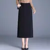 Falda midi fluida de corte recto con cintura alta y abertura, un nuevo estilo otoño 2026 que estiliza y viene en negro