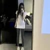 Traje Estilo Coreano Camiseta Branca Gola Redonda Manga Curta Ombro Direito para Mulheres Verão 2026 Novo Top Curto Slim Fit Cintura Marcada