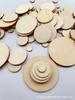 En stock rodajas de madera redondas rodajas de madera para graffiti DIY rodajas redondas de madera accesorios de manualidades de madera materiales para maquetas