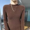 Suéter de Punto de Primera Línea Listo para Usar Cuello Redondo Medio Alto Manga Larga para Mujer Otoño e Invierno 2024 Nuevo Rayado de Color Claro Ajustado Camisa Base