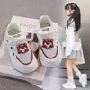Tênis de malha esportivo para meninas 2026 primavera/verão novo tênis infantil branco de malha respirável sapatos da moda para meninas