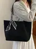 Bolso tote de gamuza minimalista y sofisticado transfronterizo para mujer, nueva colección otoño/invierno 2026, gran capacidad, adecuado para ir al trabajo, bolso de hombro y se puede llevar bajo el brazo.