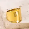 Anillos de acero inoxidable transfronterizos europeos y americanos, con diseños exagerados y únicos, superficies pulidas, formas geométricas y un estilo de banda ancha moderno y versátil.