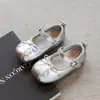 Sapatos de couro para meninas, sapatos de princesa, sapatos Mary Jane vermelhos de sola macia para primavera e outono para bebês meninas, sapatos rasos com laço, prateado