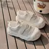 Versão Coreana de Design de Nicho Tênis Simples com Cadarço de Solado Grosso para Mulheres Novo Estilo Outono e Inverno 2025 Sapatos Pão Brancos Super Bonitos