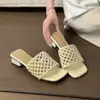 Sandálias de Encaixe Respiráveis com Trama Oca 2026 Novo Estilo de Verão Salto Bloco Sandálias Versáteis da Moda Sapatos Femininos Transfronteiriços