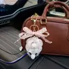 Chaveiro de Camélia com Borda de Diamante Estilo Francês de Luxo Leve com Cordão de Cristal e Pingente de Laço para Bolsa, Ornamento Exquisito para Mulheres