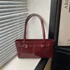 Bolso de diseñador nicho coreano con un aire vintage de alta gama, cinturón de remaches versátil, bolso de hombro tipo tote de gran capacidad para el día a día