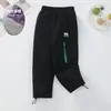 Calças de Lã Forradas Estilo Outono/Inverno para Meninas 2026 Novo Estilo Calças de Ski Soft Shell Infantis Calças à Prova de Vento Joggers para Meninos Crianças de Meia-Idade e Mais Velhas