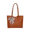 Bolso de Mano Simple Nuevo de Verano 2026 para el Trabajo Diario y los Viajes, Bolso Tote de Gran Capacidad a la Moda para Mujer con Pañuelo de Seda
