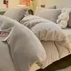 Juego de ropa de cama de cuatro piezas engrosado de invierno, que incluye una funda de edredón de terciopelo de leche y forro polar de coral de doble cara, una sábana bajera con forro polar y un juego de sábanas de tres piezas.