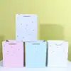 Bolsa de Papelão Branco de Processo Duplo Pronta para Uso Atacado Embalagem com Relevo Floral Sacola de Presente Sacola de Compras de Papel com Hot Stamping
