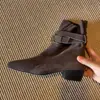 Botines color marrón Melad para mujer, colección otoño 2026, con punta cuadrada, material de gamuza, detalle de hebilla, diseño tipo calcetín, tacón grueso y diseño plisado, lo que los convierte en botas de moda.