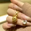 Collar de Fruta de la Paz Dorado Estilo Tiktok para Mujer, Cadena para Clavícula con Colgante de Manzana Versátil de Lujo Ligero, Tendencia de Fuente en Vivo