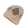 Nueva colección de otoño e invierno estilo coreano: Gorro de punto de cachemira acanalado, con diseño de rombos y bloques de color para mujer, que proporciona calidez, protección contra el frío y cobertura para las orejas.