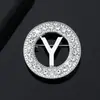 Nuevo Broche de Letra Capital Redonda Incrustada con Diamantes de Amazon Accesorios Creativos para Traje de Negocios de Hombres Fabricante